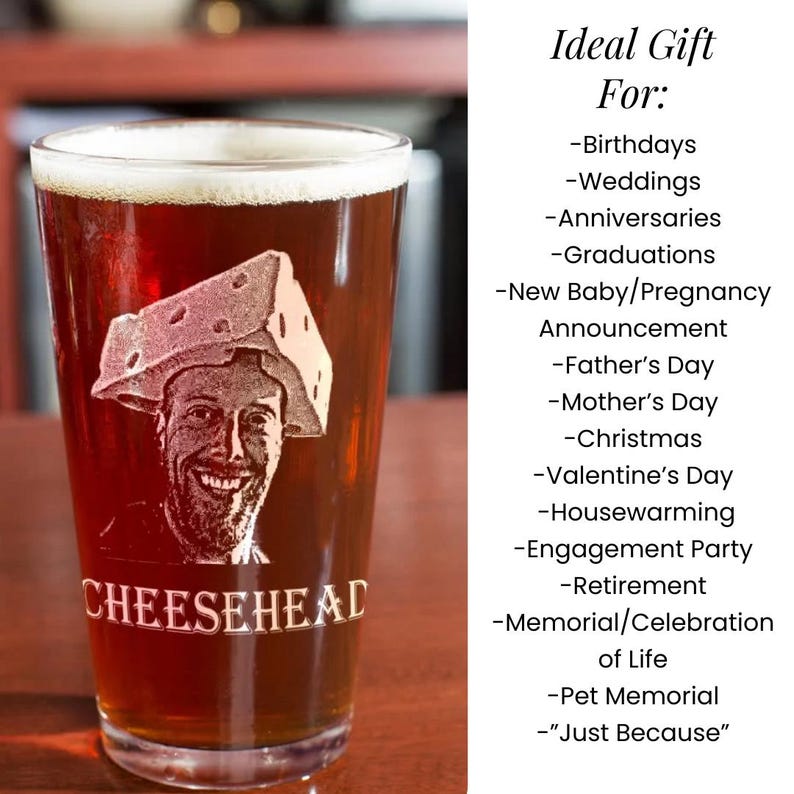 K&ouml;nnte beinhalten: Ein Bierglas gef&uuml;llt mit Bier, mit einem ge&auml;tzten Design einer Person, die einen K&auml;sekopf-Hut tr&auml;gt. Das Wort "CHEESEHEAD" ist darunter ge&auml;tzt. Das Glas ist ein Geschenk f&uuml;r verschiedene Anl&auml;sse.