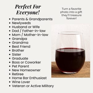 K&ouml;nnte beinhalten: Ein Weinglas ohne Stiel, gef&uuml;llt mit Rotwein, steht auf einer Holzoberfl&auml;che. Der Text im Bild lautet: "Verwandeln Sie Ihr Lieblingsfoto in ein Geschenk, das sie f&uuml;r immer sch&auml;tzen werden!"