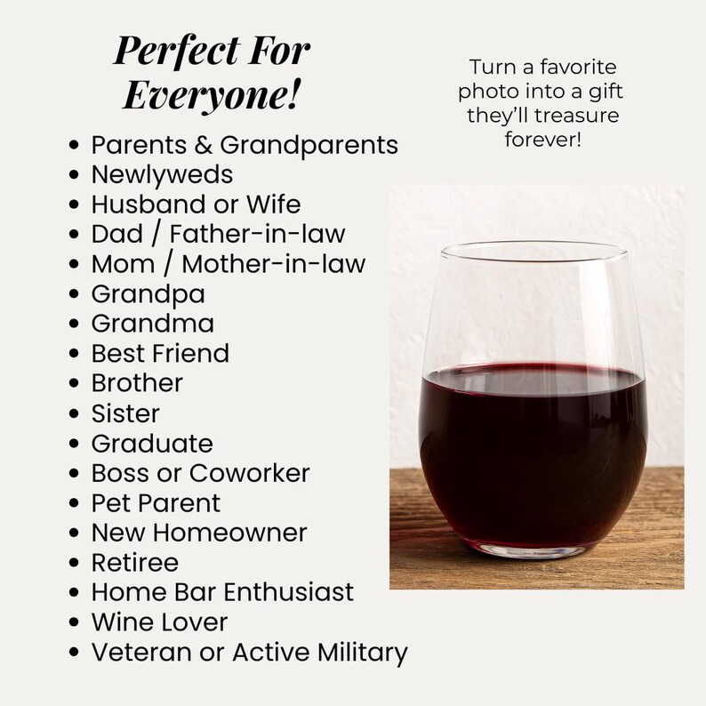 K&ouml;nnte beinhalten: Ein Weinglas ohne Stiel, gef&uuml;llt mit Rotwein, steht auf einer Holzoberfl&auml;che. Der Text im Bild lautet: "Verwandeln Sie Ihr Lieblingsfoto in ein Geschenk, das sie f&uuml;r immer sch&auml;tzen werden!"