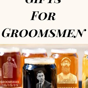 K&ouml;nnte beinhalten: Eine Sammlung personalisierter Biergl&auml;ser und -kr&uuml;ge, ideal als Geschenk f&uuml;r Trauzeugen. Die Gl&auml;ser zeigen eingravierte Portr&auml;ts und Namen mit Daten. Der Text "BEST GIFTS FOR GROOMSMEN" ist ebenfalls sichtbar.