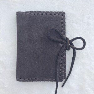 Cartera de cuero cosida a mano