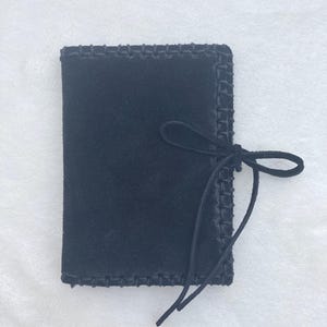 Cartera de cuero cosida a mano