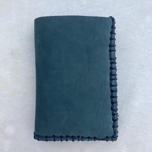 Cartera de cuero cosida a mano