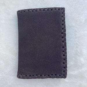 Cartera de cuero cosida a mano
