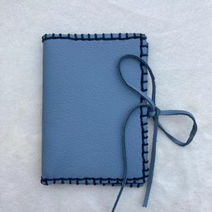 Cartera de cuero cosida a mano