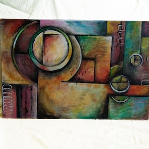 Puede incluir: Pintura abstracta sobre lienzo con formas geométricas y elementos circulares en tonos marrón, verde, rojo y morado. La obra de arte tiene una apariencia texturizada y está sobre un fondo blanco.