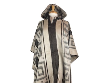 Warmer Herren Alpaka Wolle Poncho Hoodie | Kapuzencape | Gemütlicher Hippie Poncho | Weicher Poncho Damen | Taupe-farbenes Labyrinth