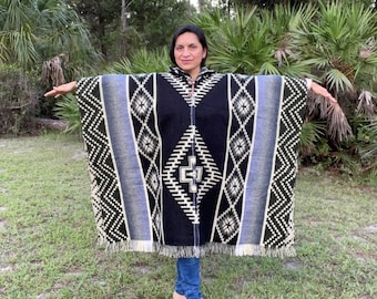 Alpaka Poncho mit Kapuze (Schwarz Oliv) One Size, Geschenkideen Weihnachten