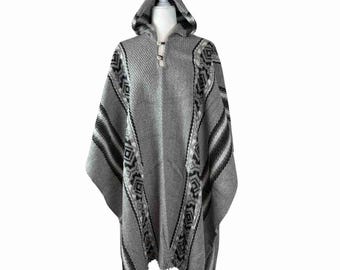 Herren-Wollponcho mit Kapuze, warm für den Winter | Anden-Pullover im Handwerksstil | Silber-schwarzer Umhang mit geometrischem Muster | Unisex-Outdoor-Wrap im Ethno-Stil