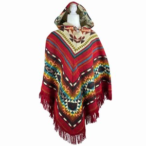Rödbeige V-formad alpackaponcho med tofsar Red Colorful