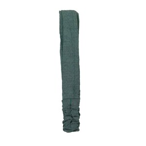 Puede incluir: Una diadema de tela verde oscuro con una banda el&aacute;stica fruncida en la parte inferior.