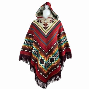 Rödbeige V-formad alpackaponcho med tofsar Wine tassels
