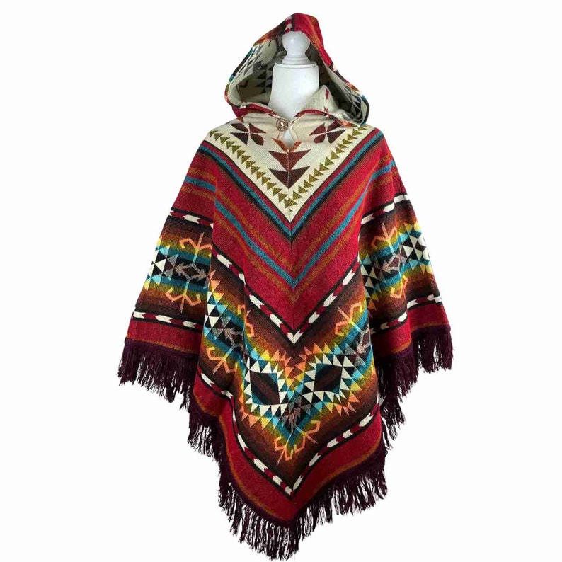 Rödbeige V-formad alpackaponcho med tofsar Wine tassels