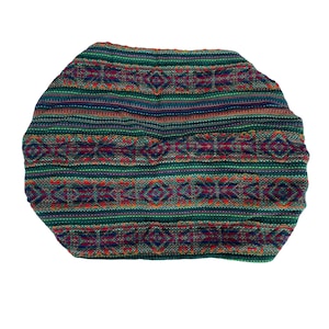 Puede incluir: Una diadema de tela con estampado geom&eacute;trico verde, rojo y azul.