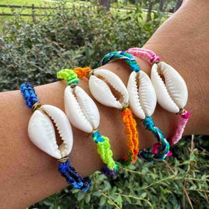 Colorful Shell Bracelets Adjustable Cowrie Shell Friendship Bracelet Handmade Beach Boho Jewelry Festival & Summer Vibes
