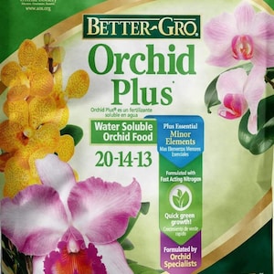 Puede incluir: Una bolsa verde de alimento para orquídeas soluble en agua Better-Gro Orchid Plus. La bolsa presenta imágenes de orquídeas con flores amarillas y rosas. El texto incluye "Water Soluble Orchid Food 20-14-13" y "Peso neto 45 kg".