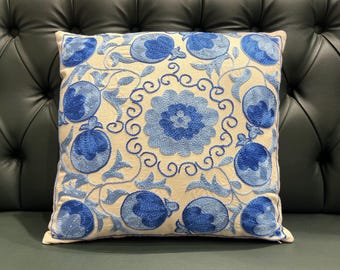 Almofada de seda Suzani feita à mão: bordado floral azul (18 x 18 polegadas)