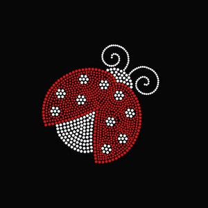 Op de afbeelding: Rood en wit lieveheersbeestje ontwerp gemaakt van strass. Het lieveheersbeestje heeft een wit lichaam met rode stippen en een wit swirl-ontwerp op zijn kop.