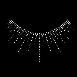 Könnte beinhalten: Ein weißes, gepunktetes, geometrisches Design in Form einer Halskette. Das Design ist auf schwarzem Hintergrund.