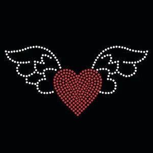 Op de afbeelding: Een rood hart met witte vleugels, gemaakt van kleine, ronde strass steentjes. Het hart bevindt zich in het midden van de afbeelding, met de vleugels die zich uitstrekken naar de zijkanten.