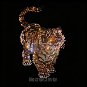 Pode incluir: Uma peça de arte de parede em forma de tigre feita de numerosos pequenos cristais refletores, âmbar e transparentes, que criam um efeito cintilante. O design apresenta o tigre numa pose de caminhada com a cauda curvada para cima.