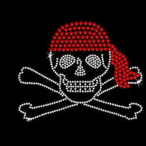 Könnte beinhalten: Ein weißer Strass-Schädel und Knochen mit einem roten Strass-Piratenhut.