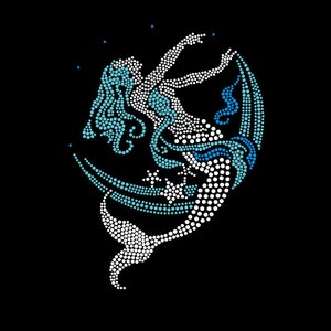 Puede incluir: Un diseño de sirena azul y blanco hecho de diamantes de imitación. La sirena nada en un círculo con una estrella en el centro.