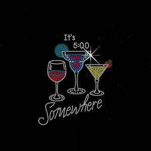 Puede incluir: Son las 5:00 en algún lugar, un diseño de pedrería con tres vasos de alcohol: una copa de vino, una copa de margarita y una copa de martini.