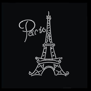 Könnte beinhalten: Ein schwarzer Hintergrund mit einem weißen Strass-Design des Eiffelturms. Links neben dem Turm steht das Wort Paris in einer kursiven Schriftart, das ebenfalls aus einzelnen weißen Strasssteinen besteht und einen funkelnden Effekt erzeugt.
