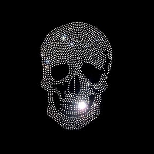 Könnte beinhalten: Ein Totenkopf-Design, das aus zahlreichen kleinen, funkelnden Strasssteinen auf schwarzem Hintergrund besteht. Die Strasssteine sind so angeordnet, dass sie die Form eines menschlichen Schädels bilden, mit sichtbaren Augenhöhlen, einer Nasenhöhle und einem Kiefer. Der Gesamteffekt ist ein glitzerndes, auffälliges Design.