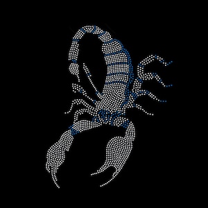 以下が含まれることがあります： 無地の黒い背景に、白と青の小さな円形のドットを並べて描かれたサソリのグラフィックデザイン。サソリは尾を上に曲げ、ハサミを前に突き出した詳細な形で表現されており、ドットの配置によってその輪郭と構造が明確に示されています。