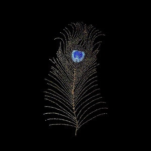 Pode incluir: Um design de pena de pavão criado com pequenos strass refletivos sobre um fundo preto sólido. O formato da pena é delineado com pedras brancas, com um olho central composto por pedras circulares em azul vibrante e azul claro.