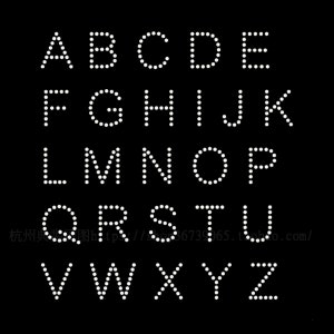 Könnte beinhalten: Ein Schwarzweißbild des Alphabets in einer gepunkteten Schriftart. Jeder Buchstabe besteht aus kleinen weißen Kreisen.