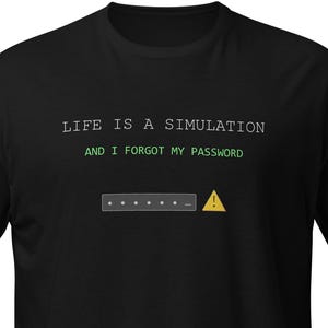 Puede incluir: Camiseta negra con el texto "LIFE IS A SIMULATION AND I FORGOT MY PASSWORD" en blanco y verde. Debajo, un gráfico de un campo de contraseña con un signo de exclamación.