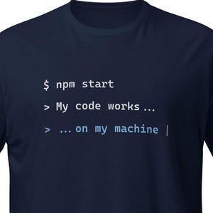 Puede incluir: Camiseta azul marino con texto blanco: "$ npm start > My code works... > ... on my machine |". La camiseta es de cuello redondo y manga corta.