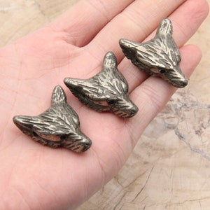 Pingentes de cabeça de lobo de pirita, cabeça de lobo de pedra preciosa de pirita, cabeça de lobo de boa qualidade, pingentes de cabeça de lobo de pirita de ouro, pingentes de cabeça de lobo por atacado.