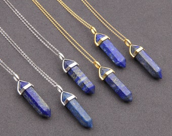 Puede incluir: Seis cadenas de plata y oro con colgantes de punta de cristal de lapislázuli azul. Los colgantes son de diferentes longitudes y tienen un engaste de oro o plata.