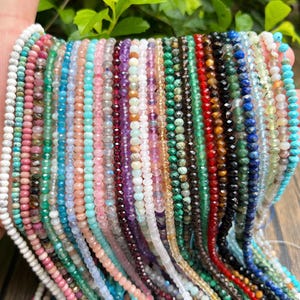 Puede incluir: Una colección de 25 hilos de cuentas de piedras preciosas, cada hilo mide aproximadamente 40 cm de largo. Las cuentas son facetadas y vienen en una variedad de colores, incluyendo blanco, azul, verde, rojo y morado.
