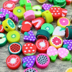 Peut inclure: Assortiment de perles en argile polymère de forme fruitée et colorées. Les perles sont de formes variées, notamment pastèque, kiwi, fraise, pomme, raisin et citron. Les perles sont parfaites pour la fabrication de bijoux, l'artisanat et autres projets créatifs.