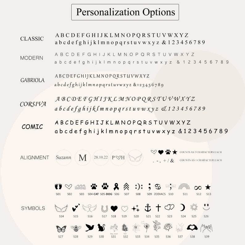 K&ouml;nnte beinhalten: Eine Grafik, die Personalisierungsoptionen f&uuml;r ein Schmuckst&uuml;ck zeigt. Die Optionen umfassen Schriftarten, Ausrichtung und Symbole. Die Schriftarten umfassen Classic, Modern, Gabriola, Corsiva und Comic. Die Ausrichtungsoptionen umfassen links, zentriert und rechts. Die Symbole umfassen Herzen, Sterne, Anker, Kreuze und mehr.