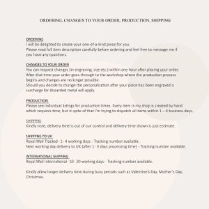 K&ouml;nnte beinhalten: Ein Textdokument, das die Prozesse f&uuml;r die Bestellung, &Auml;nderungen an Bestellungen, Produktion und den Versand eines Shops beschreibt. Das Dokument enth&auml;lt Informationen &uuml;ber Lieferzeiten, Sendungsverfolgungsnummern und internationalen Versand.