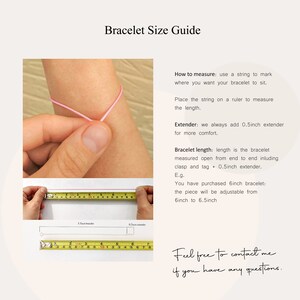 K&ouml;nnte beinhalten: Eine Anleitung zum Messen Ihres Handgelenks f&uuml;r ein Armband. Das Bild zeigt eine Person, die ein Band um ihr Handgelenk legt und dann das Band mit einem Lineal misst. Der Text erkl&auml;rt, dass die Armbandl&auml;nge von Ende zu Ende gemessen wird, einschlie&szlig;lich des Verschlusses und des Anh&auml;ngers, plus einem 0,5 Zoll langen Verl&auml;ngerer. Der Text besagt auch, dass ein 6 Zoll langes Armband von 6 bis 6,5 Zoll verstellbar ist. Der Text endet mit "Z&ouml;gern Sie nicht, mich zu kontaktieren, wenn Sie Fragen haben."