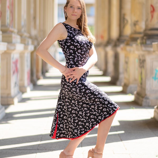 Robe réversible Tango modèle "Les Innocents" rouge et noir fleuri