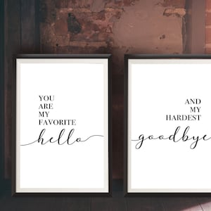 Puede incluir: Dos impresiones enmarcadas en negro con fondos blancos y texto negro. La impresi&oacute;n de la izquierda dice "You are my favorite hello" y la impresi&oacute;n de la derecha dice "And my hardest goodbye".