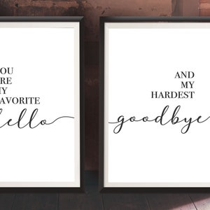 Puede incluir: Dos impresiones enmarcadas en negro con fondos blancos. La impresi&oacute;n de la izquierda dice "You are my favorite hello" y la impresi&oacute;n de la derecha dice "And my hardest goodbye".