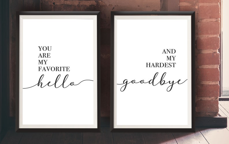 Puede incluir: Dos impresiones enmarcadas en negro con fondos blancos. La impresi&oacute;n de la izquierda dice "You are my favorite hello" y la impresi&oacute;n de la derecha dice "And my hardest goodbye".