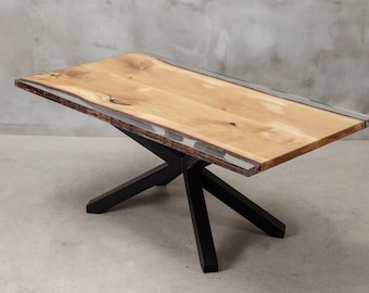Individualisierter Live Egde Tisch aus Eichenholz, Epoxidharz Tisch mit Stahlbeinen, Esstisch mit UV-Harz, Industrietische für Büro