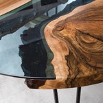 Kundenspezifischer Live Edge Tisch Auf Europaischer Nussbaum Kleine Couchtisch Mit Blauem Glas Runde Fluss Couchtisch Fur Wohnzimmer