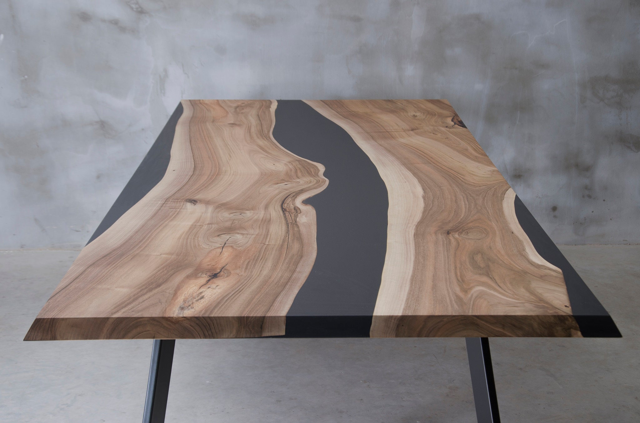 New Hot Sale Black and Wood Epoxy Dining Table Black Walnut Wood