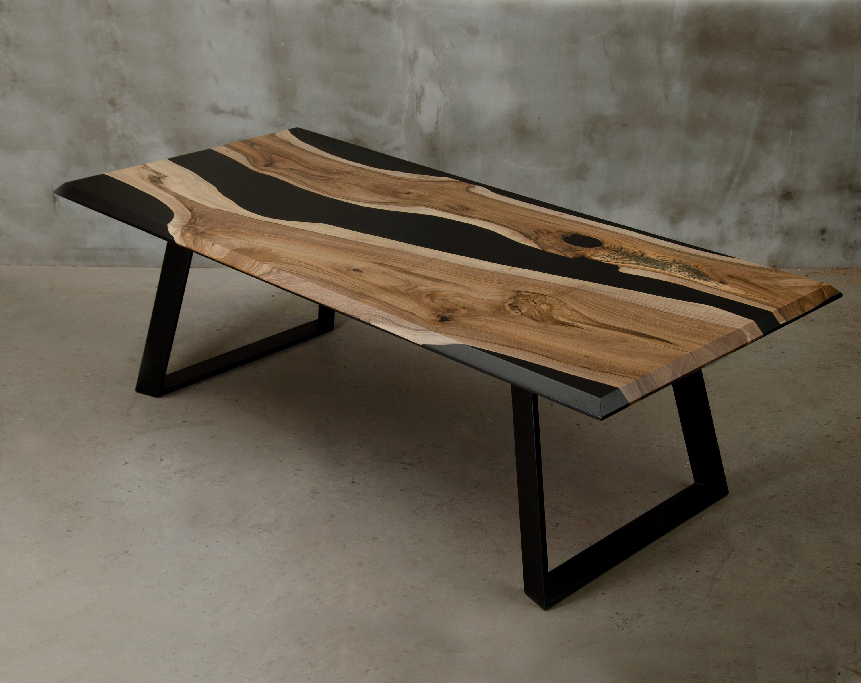 Table Époxy Personnalisée en Bois de Noyer et Résine Noire, Table Moderne Bord Vivant, Unique Dans L